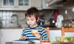 Cara Menghentikan Kebiasaan Anak Makan Sambil Berlari
