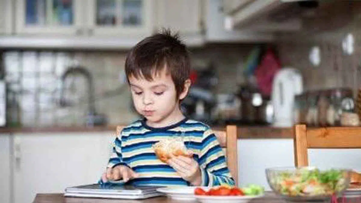 Cara Menghentikan Kebiasaan Anak Makan Sambil Berlari