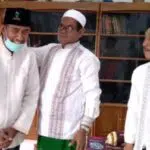 Pertanda Baik, Achmad Fauzi Dapat Hadiah Kopiah Berlambang GMNU dari KH Khalilullah MZ