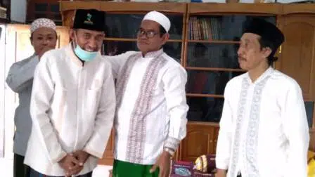 Achmad Fauzi dapat hadiah kopiah hitam berlambang Generasi Muda Nahdlatul Ulama (GMNU) dari pengasuh Pondok Pesantren (Ponpes) Al-Is’af, KH. Khalilullah MZ.