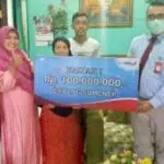 Hadiah Undian Simpeda Bank Jatim Cabang Sumenep Diantarkan ke Rumah Nasabah