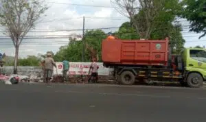 Aktivitas pembuangan sampah oleh petugas kebersihan Kabupaten Bangkalan (Foto M. Saed @portalmadura.com)