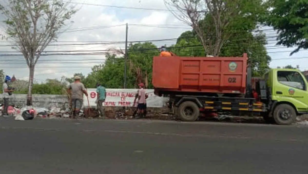 Aktivitas pembuangan sampah oleh petugas kebersihan Kabupaten Bangkalan (Foto M. Saed @portalmadura.com)