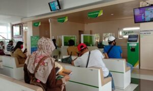 Antrian pengunjung di kantor BPJS Ketenagakerjaan Cabang Madura di Bangkalan