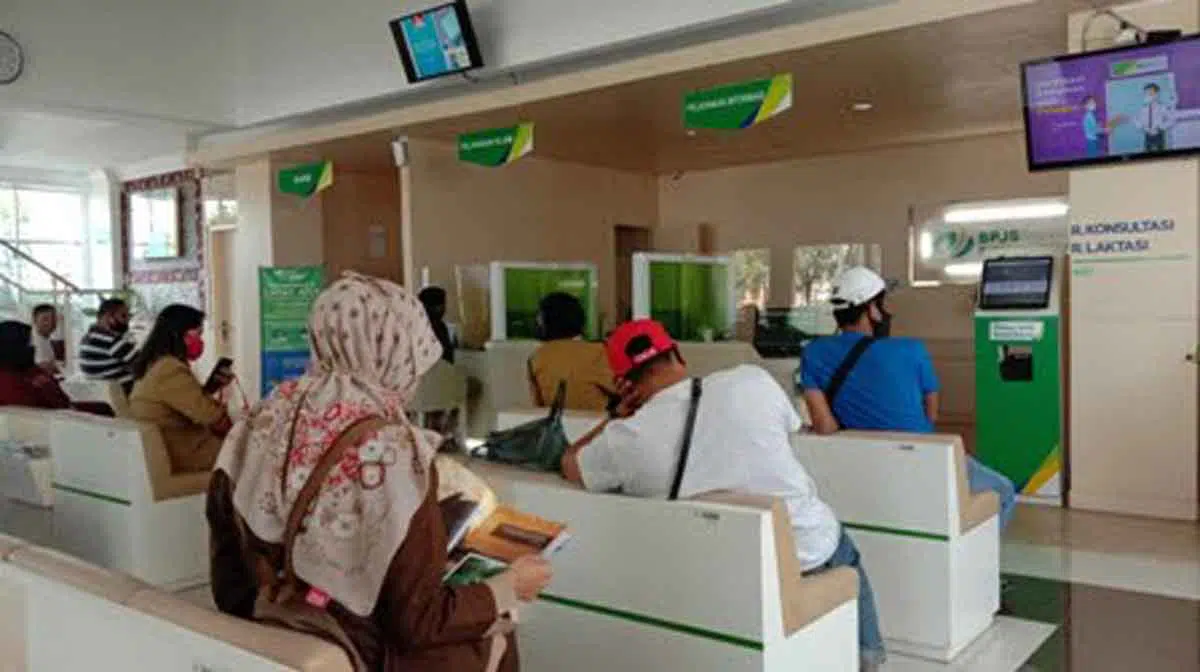Antrian pengunjung di kantor BPJS Ketenagakerjaan Cabang Madura di Bangkalan