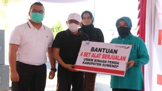 Bantuan berupa 4 set alat berjualan di Pujasera bagi UMKM binaan pemerintah daerah (Humas Pemkab Sumenep)