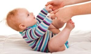 5 Langkah Melatih Bayi Duduk dengan Cepat