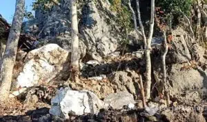 Bukit Bungles Runtuh Dekat Permukiman Warga Batuputih Daya