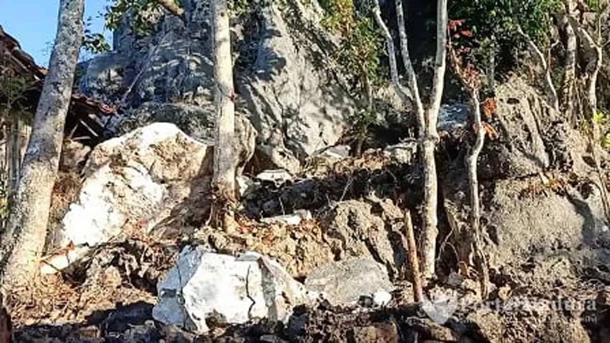 Bukit Bungles Runtuh Dekat Permukiman Warga Batuputih Daya