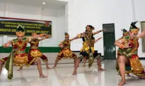 Tari Kreasi (Foto Korem 084/Bhaskara Jaya for @portalmadura.com)