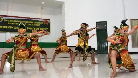 Tari Kreasi (Foto Korem 084/Bhaskara Jaya for @portalmadura.com)
