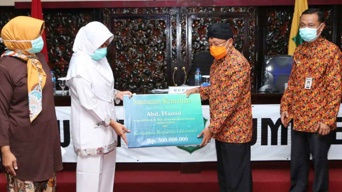 Bupati Sumenep Santuni Keluarga Nakes Wafat
