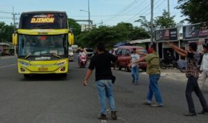 Bus Sudiro Tungga Jaya Dihadang di Madura (Foto. M Saed @portalmadura.com)