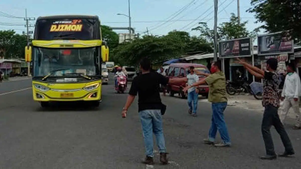 Bus Sudiro Tungga Jaya Dihadang di Madura (Foto. M Saed @portalmadura.com)