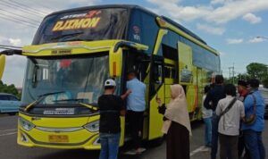 Tak Miliki KPS, Bus Sudiro Tungga Jaya Dihadang di Madura