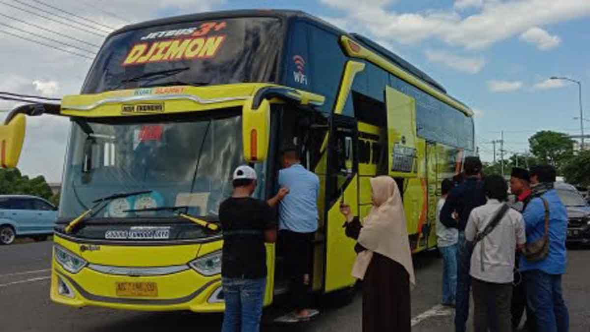 Bus Sudiro Tungga Jaya Dihadang agen bus resmi di Madura (M. Saed @portalmadura.com)