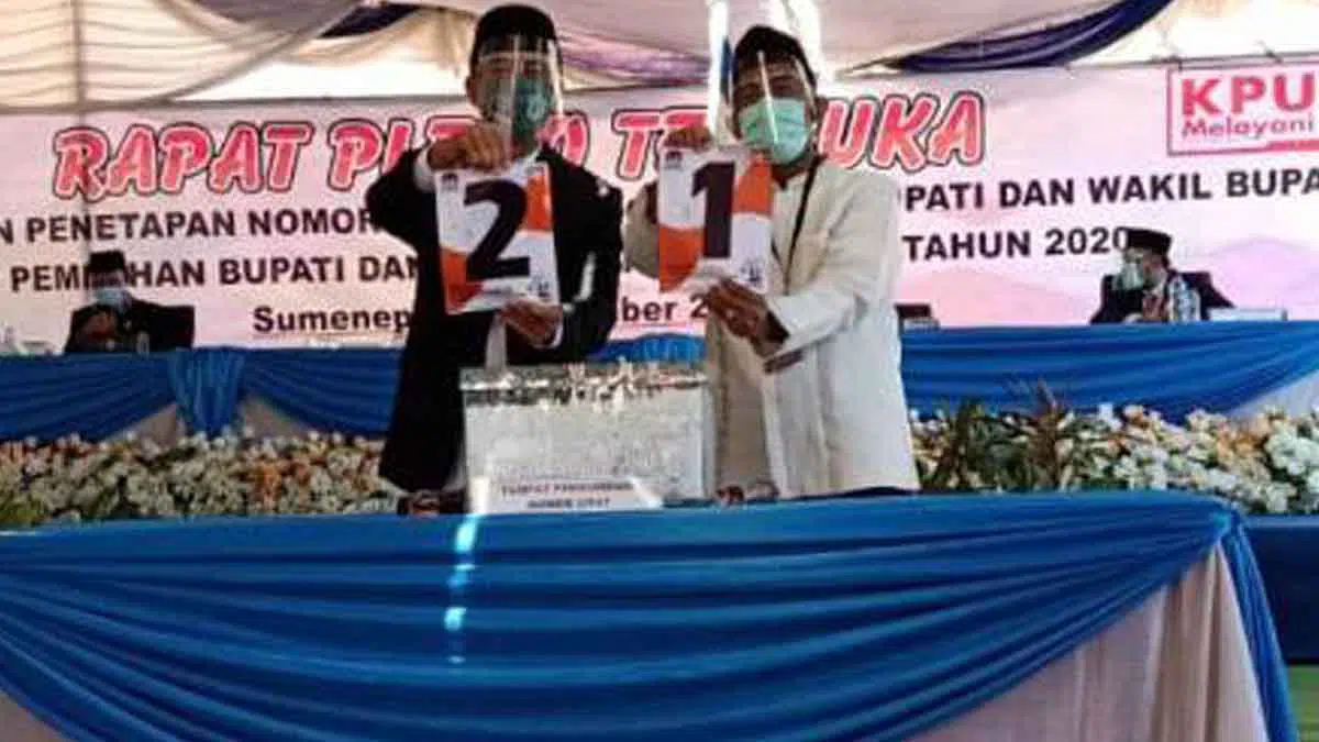 dok. Dua calon bupati Sumenep menunjukkan nomor urut paslon (Ist)