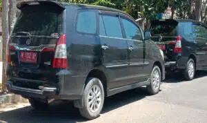 Dapat Tunjangan Rp 10 Juta Sebulan, Ketua Komisi DPRD Pamekasan Mokong Pakai Mobil Dinas