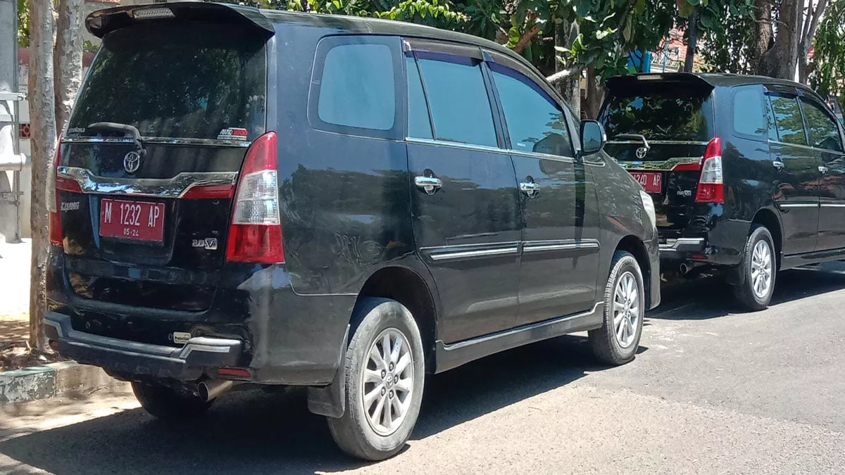 Dapat Tunjangan Rp 10 Juta Sebulan, Ketua Komisi DPRD Pamekasan Mokong Pakai Mobil Dinas