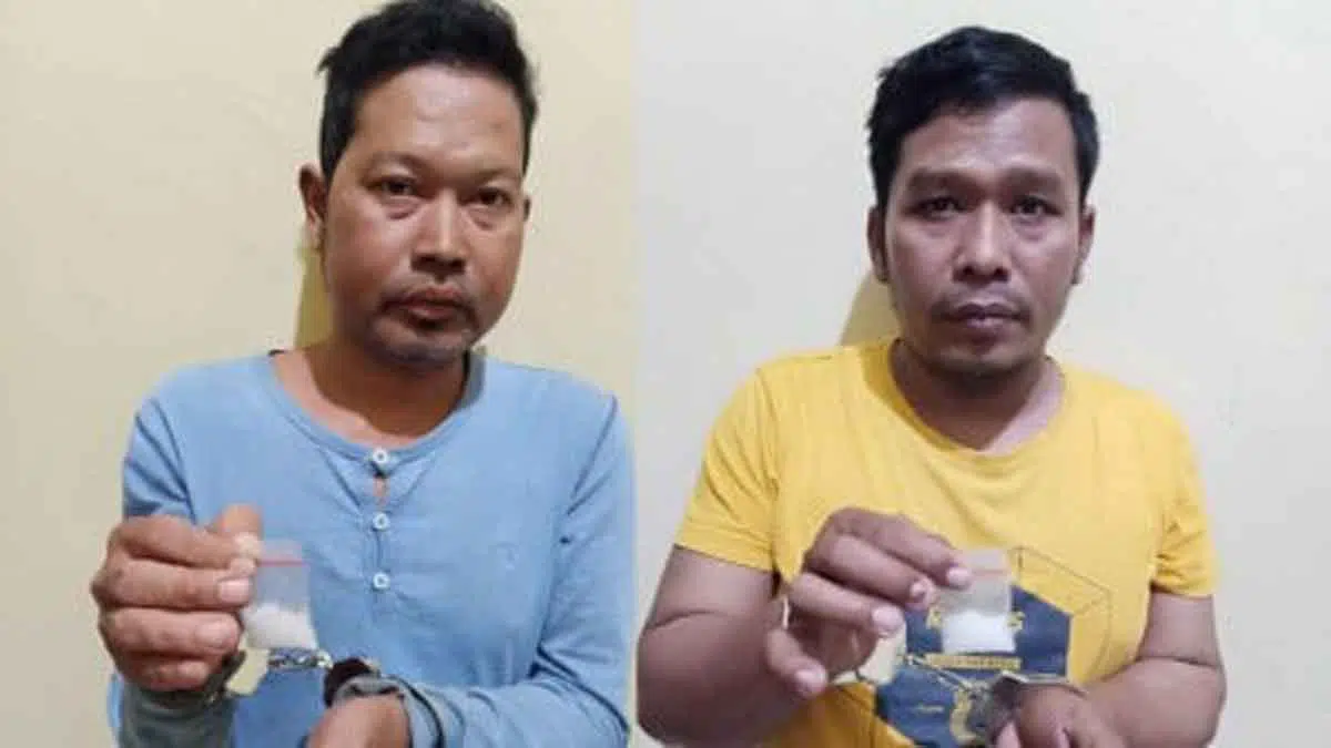 Dua tersangka sabu menunjukkan barang bukti (Humas Polres Sumenep)