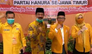 Dua dari kiri, Fattah Jasin hadir pada pengukuhan Ketua DPC Hanura Sumenep, Moh. Farhan.