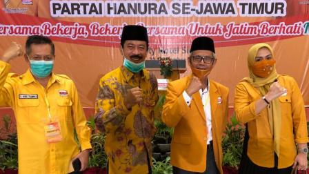 Dua dari kiri, Fattah Jasin hadir pada pengukuhan Ketua DPC Hanura Sumenep, Moh. Farhan.