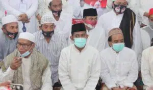 Kiri depan, Ramdlan Siraj bersama sejumlah kiai lain mendampingi Achmad Fauzi (@portalmadura.com)