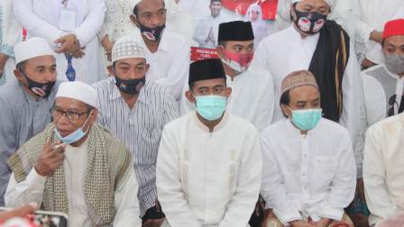 Kiri depan, Ramdlan Siraj bersama sejumlah kiai lain mendampingi Achmad Fauzi (@portalmadura.com)