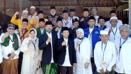 Sejumlah kiai kawal pendaftaran Bacalon Gus Acing-Mas Kiai ke KPU Sumenep (@portalmadura.com)