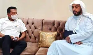 Kepala Staf Presiden Moeldoko menjenguk Syekh Ali Jaber di kediamannya (KSP)