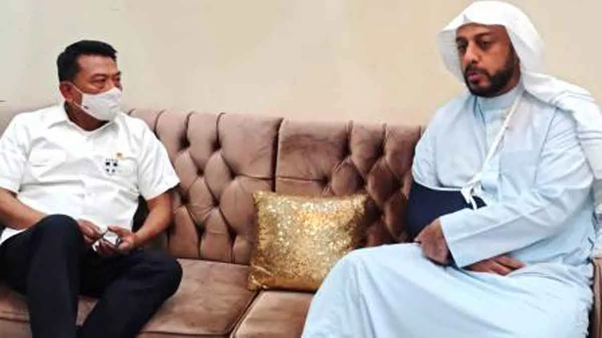 Kepala Staf Presiden Moeldoko menjenguk Syekh Ali Jaber di kediamannya (KSP)