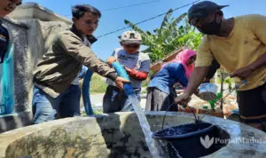 Jurnalis Pamekasan Distribusikan Air Bersih Gratis kepada Warga