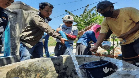 Jurnalis Pamekasan Distribusikan Air Bersih Gratis kepada Warga