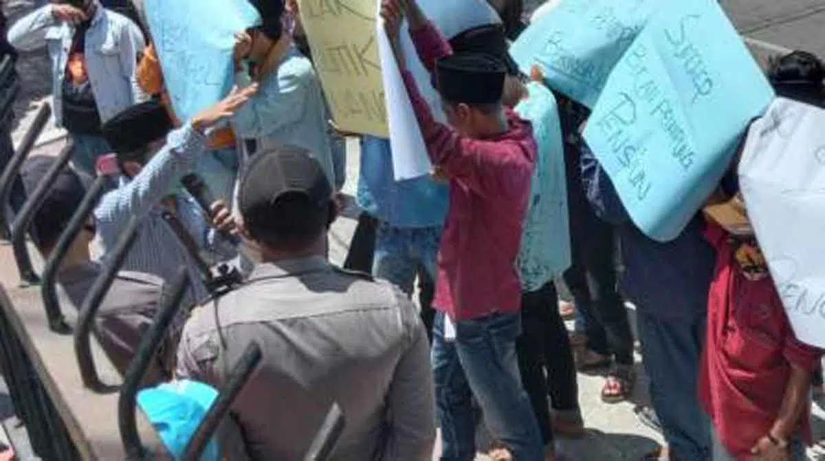 SAKU Demo DPRD Sumenep (Foto. Taufikurrahman @portalmadura.com)