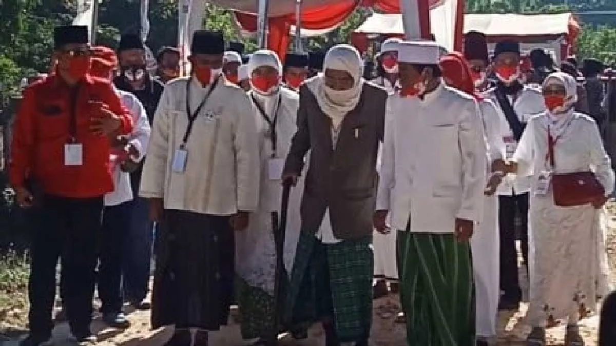 KH A Muqsith Idris Ikut Antarkan Fauzi-Eva Daftar ke KPU Sumenep