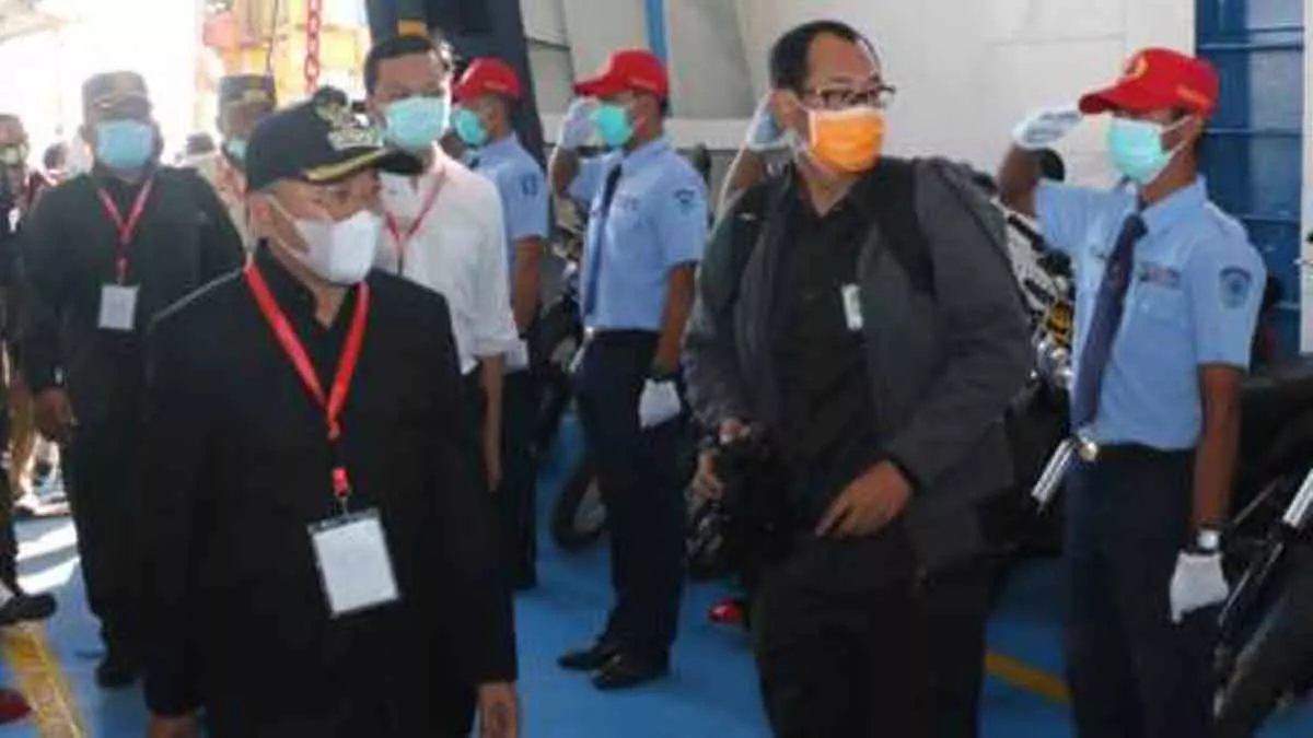 Evaluasi Program Kerja, Bupati Sumenep Kunjungi Enam Kecamatan Di Kepulauan - Portalmadura.com Menjelang keberangkatan Bupati Sumenep A Busyro Karim bersama Forkopimda setempat (Foto. Taufikurrahman @portalmadura.com)