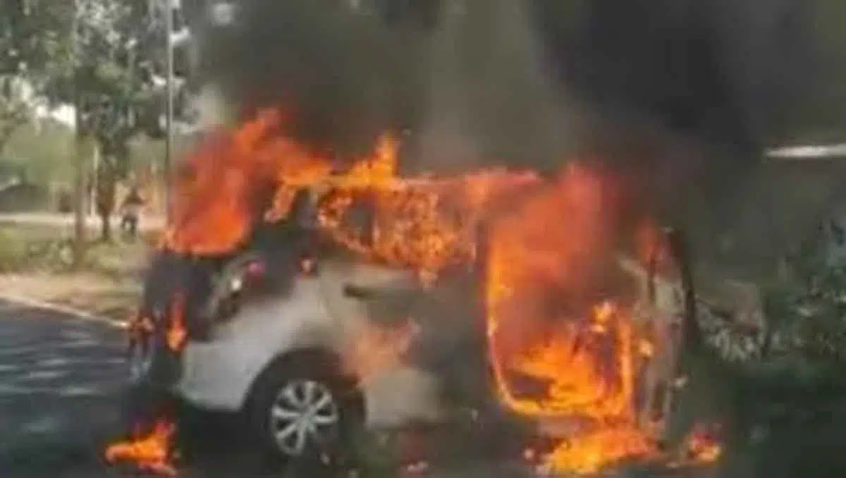 mobil Daihatsu Ayla warna putih dengan nomor polisi L 1366) WZ terbakar di akses jembatan Surabaya Madura (Suramadu) sisi Madura, Senin (7/9/2020).