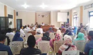 Pertemuan PKL dengan pengurus di aula Satpol PP Bangkalan (Foto. M. Saed @portalmadura.com)