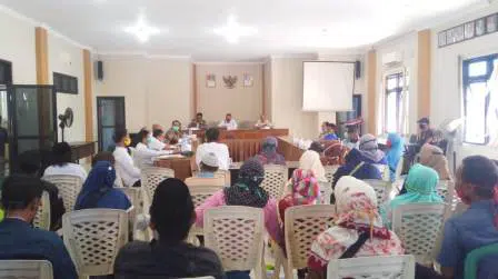 Pertemuan PKL dengan pengurus di aula Satpol PP Bangkalan (Foto. M. Saed @portalmadura.com)