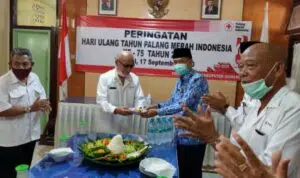 Pemotongan tumpeng pada peringatan HUT ke-75 di PMI Sumenep (Foto. Joni Suhartono @portalmadura.com)