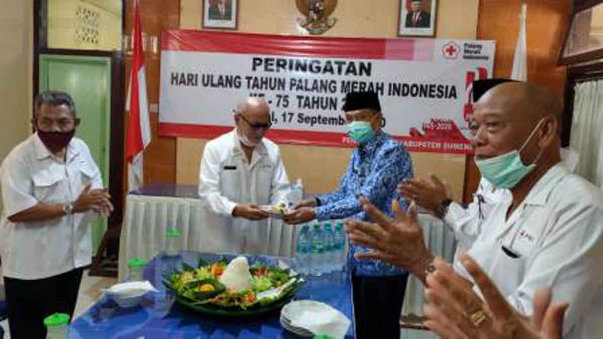 Pemotongan tumpeng pada peringatan HUT ke-75 di PMI Sumenep (Foto. Joni Suhartono @portalmadura.com)