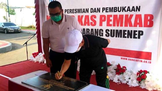 Penandatanganan prasati Kantor Kas Pemkab Bank Jatim Cabang Sumenep oleh Bupati Sumenep, A Busyro Karim (@portalmadura.com)