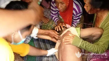 Petugas melakukan pemeriksaan kondisi jasad korban