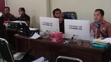 Ptugas di Diskumnaker Sampang (Rafi @portalmadura.com)