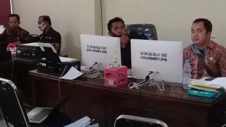 Ptugas di Diskumnaker Sampang (Rafi @portalmadura.com)