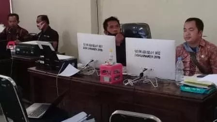Ptugas di Diskumnaker Sampang (Rafi @portalmadura.com)