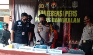 Polres Bangkalan menunjukkan barang bukti dugaan pembunuhan oleh tiga remaja @portalmadura.com