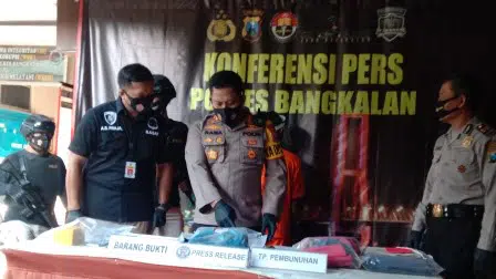Polres Bangkalan menunjukkan barang bukti dugaan pembunuhan oleh tiga remaja @portalmadura.com