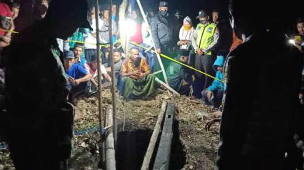 Proses evakuasi korban dari dalam sumur tua (Humas Polres Sumenep)