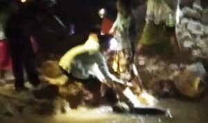 Proses evakuasi korban wafat di kubangan dekat tambak udang Desa Badur, Kecamatan Batuputih, Kabupaten Sumenep (Foto. Ist)